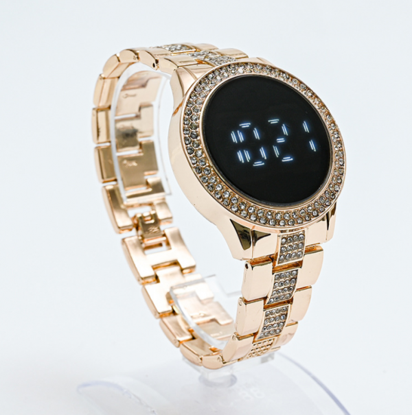 Jam digital dengan aksen berlian tiruan